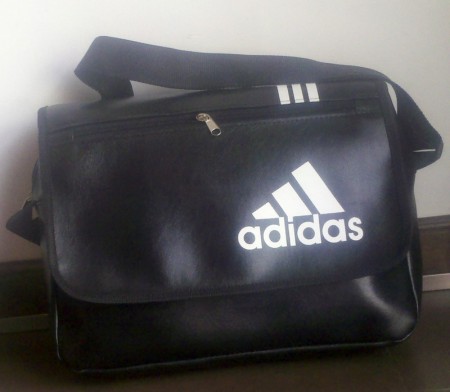 Art. 309. Morral de Adidas. Confeccionada en cuero ecológico con logo estampado. 
